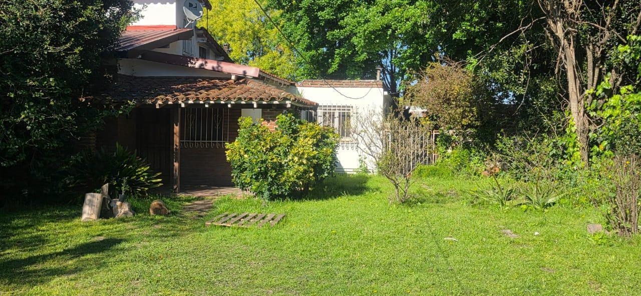 Casa sobre dos terrenos