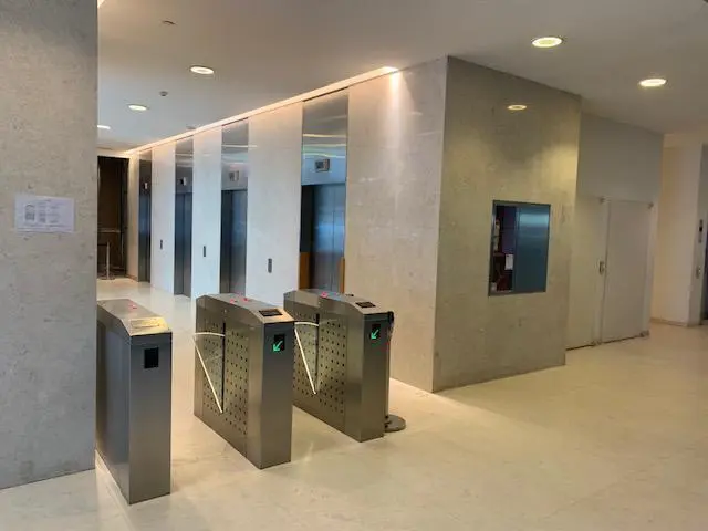 Oficinas de Categoría sob Av. del Libertador 5