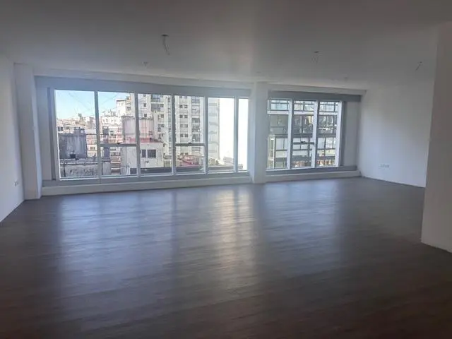 Oficina a estrenar de categoría en piso alto. 5