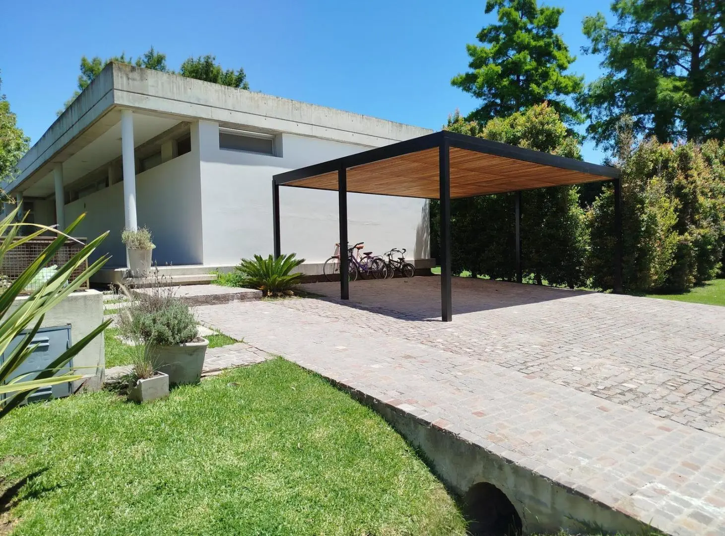 Casa moderna 3 dorm. hormigón y vidrio excelente, luminosa detalles de categoría 2