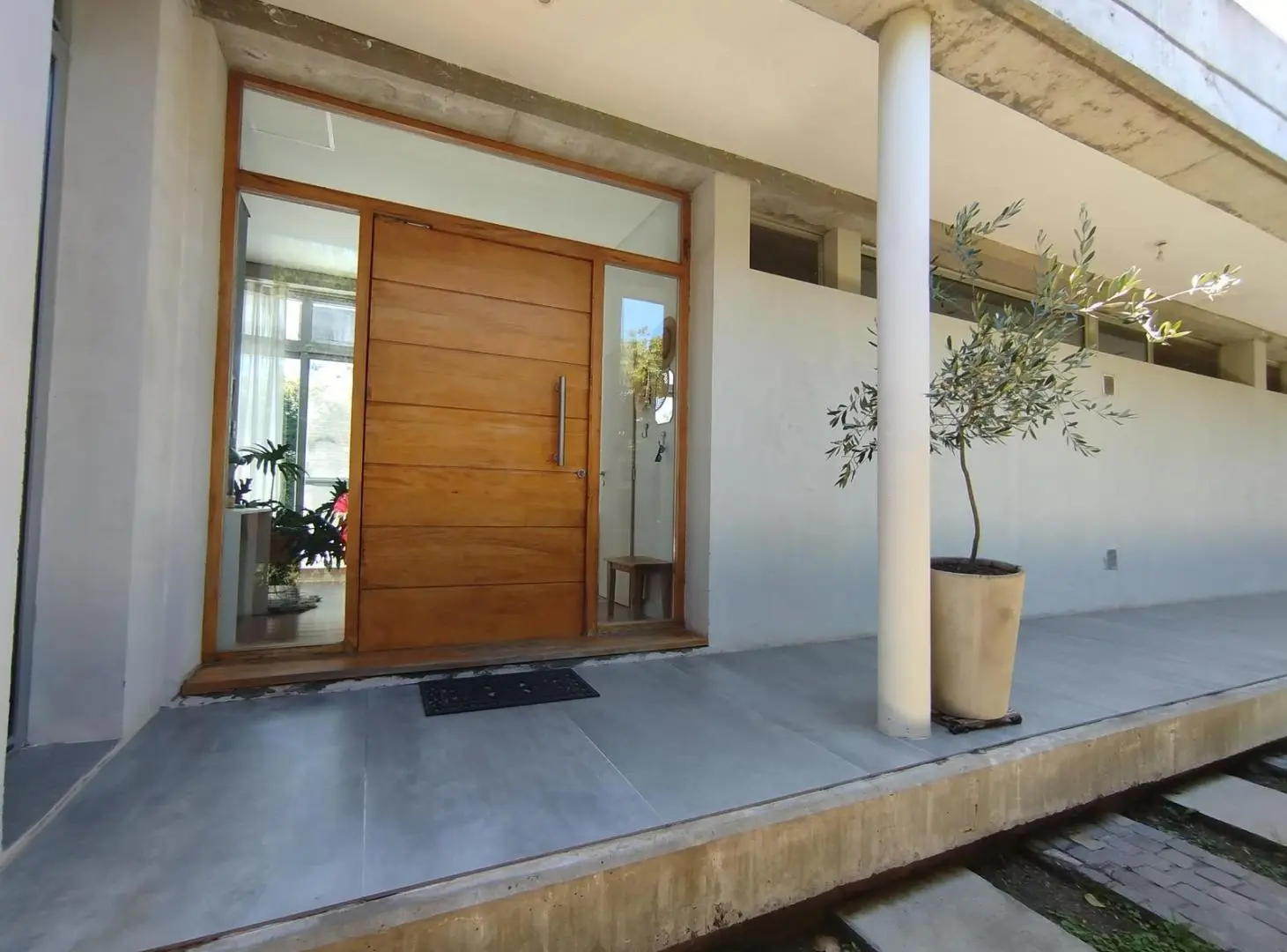 Casa moderna 3 dorm. hormigón y vidrio excelente, luminosa detalles de categoría 5