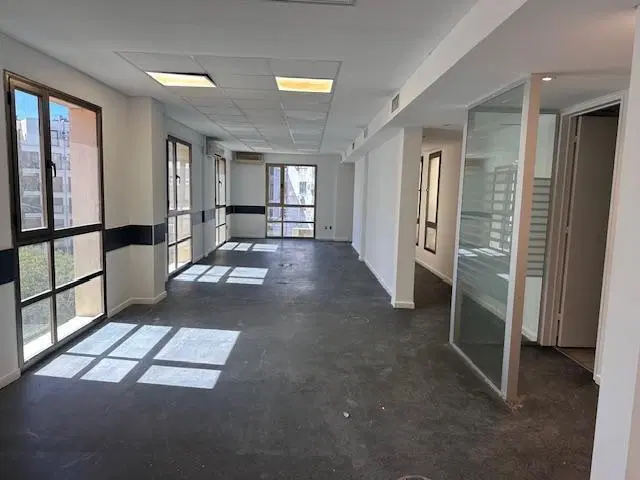Oficina de categoría con excelente luz natural - Excelente zona entre Recoleta y Retiro 3