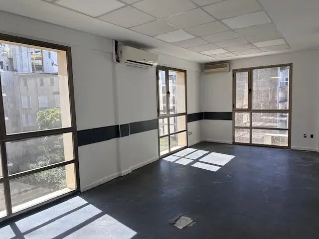 Oficina de categoría con excelente luz natural - Excelente zona entre Recoleta y Retiro 1