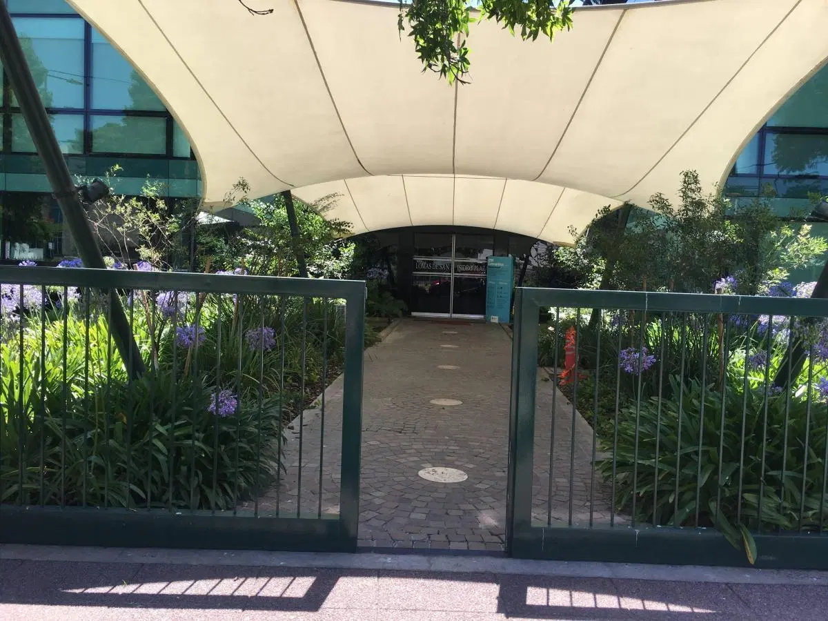 Oficina de categoría con excelente acceso y 4 cocheras 2