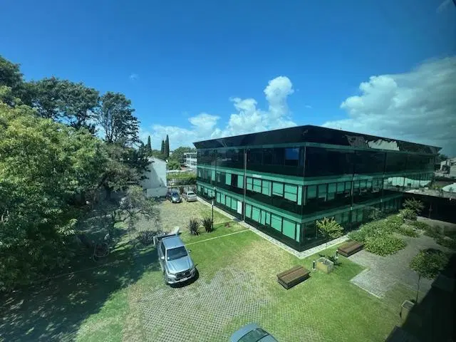 Oficina de categoría con excelente acceso y 4 cocheras 3