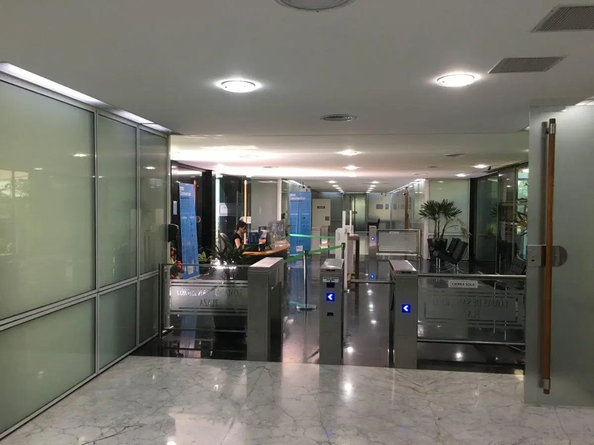 Oficina de categoría con excelente acceso y 4 cocheras 5