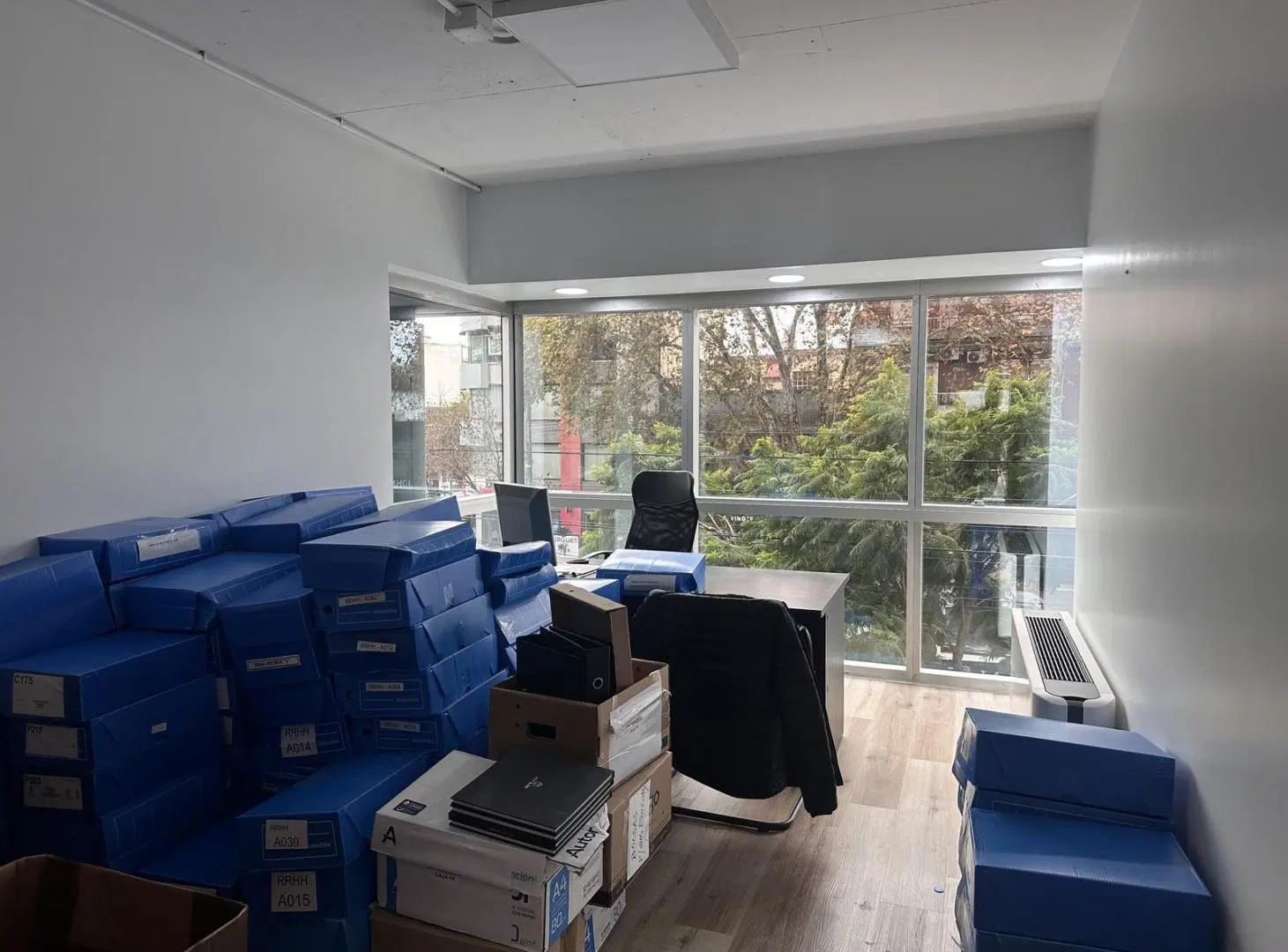 Oficinas de categoría lista para entrar con 2 cocheras 4