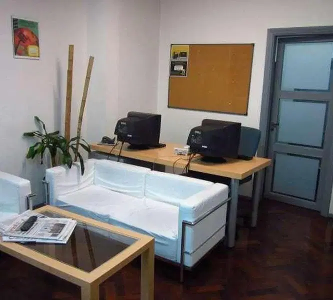 Oficina totalmente equipada y amoblada en Planta Baja, ideal para atención al público. 5