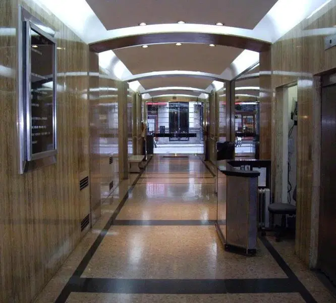 Oficina totalmente equipada y amoblada en Planta Baja, ideal para atención al público. 3