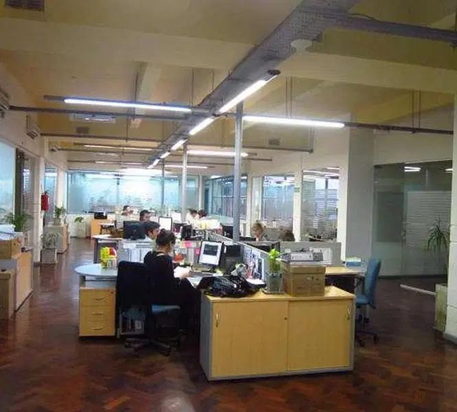 Oficina totalmente equipada y amoblada en Planta Baja, ideal para atención al público. 4