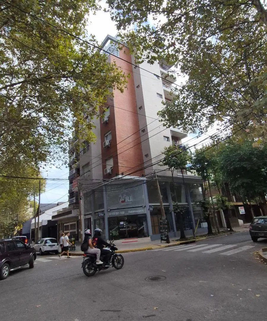 Departamento con regio patio y balcon 76 m² en alquiler en Sáenz Peña 2