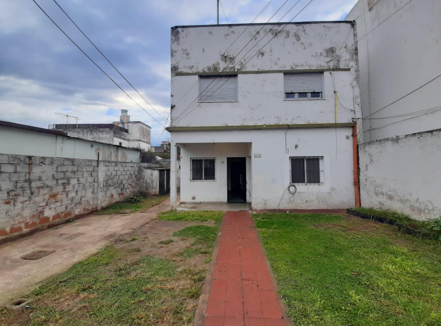 PH en planta baja con jardin, entrada de auto y ambientes amplios, en Jose León Suarez