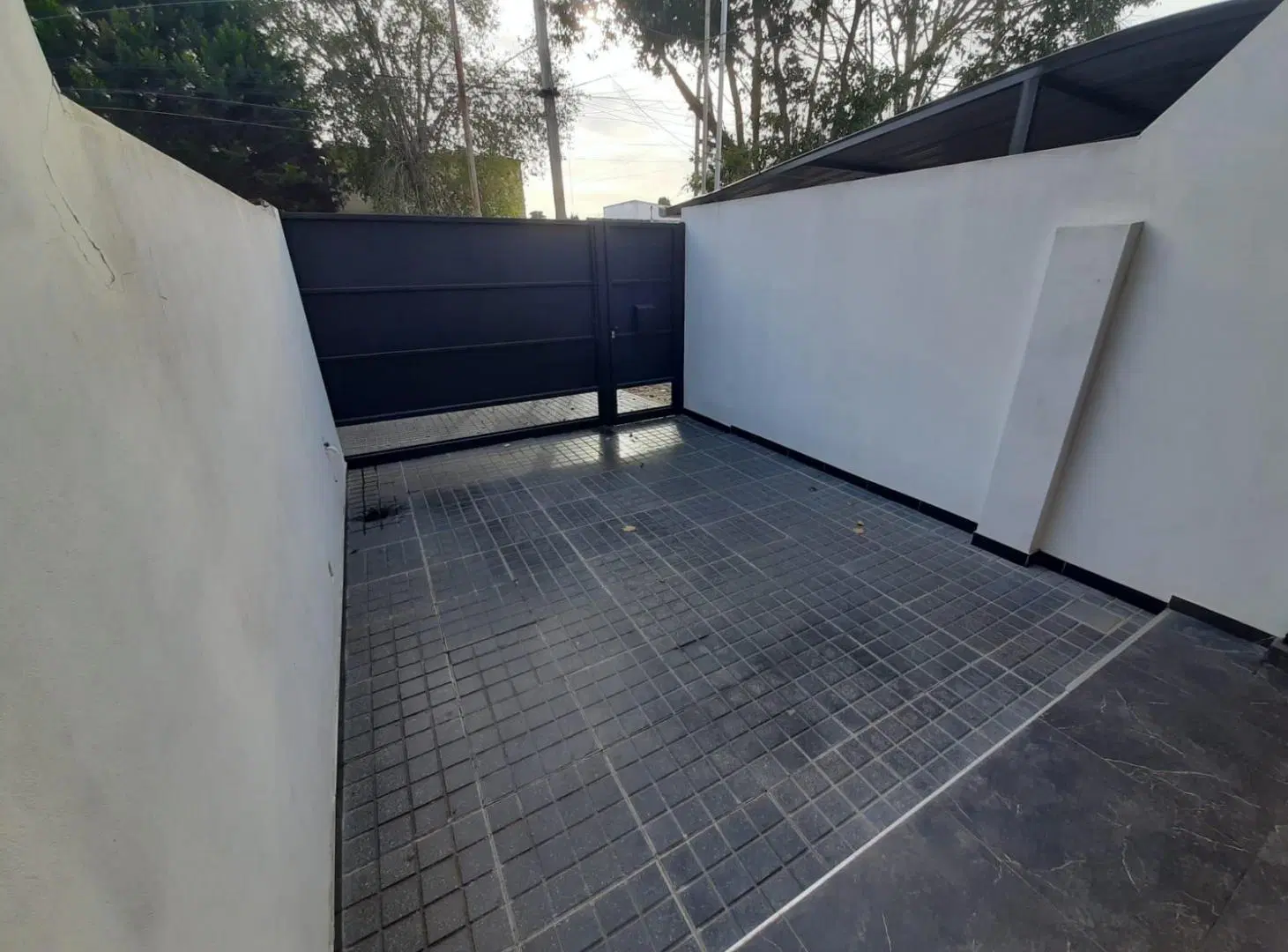 DUPLEX A ESTRENAR CON ENTRADA DE AUTO DESCUBIERTA Y PATIO, 3 AMB 3
