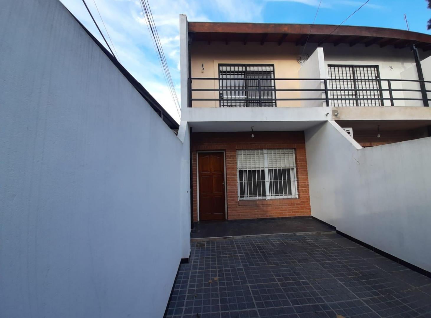 DUPLEX A ESTRENAR CON ENTRADA DE AUTO DESCUBIERTA Y PATIO, 3 AMB