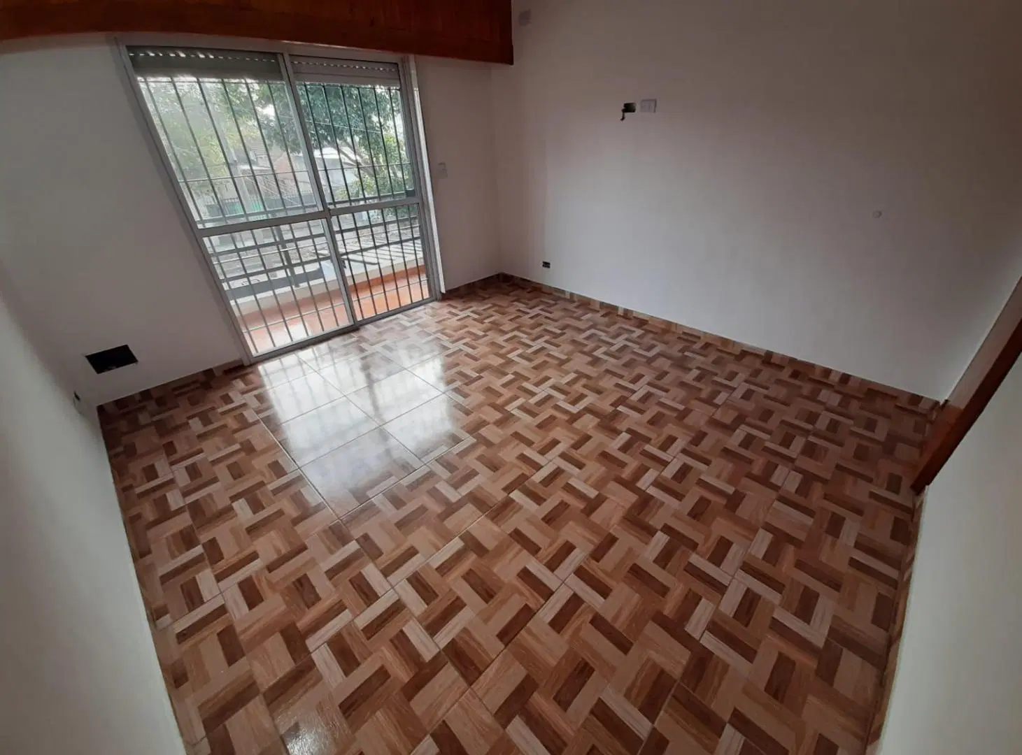 CASA CON ENTRADA DE AUTO DESCUBIERTA Y PATIO, 3 AMB 3