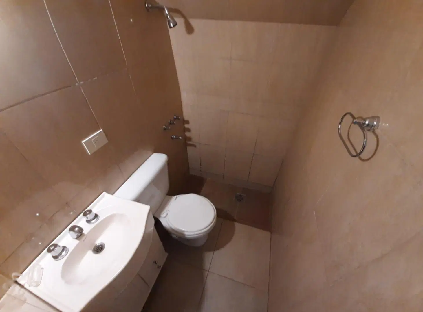 DUPLEX A ESTRENAR CON ENTRADA DE AUTO DESCUBIERTA Y PATIO, 3 AMB 5