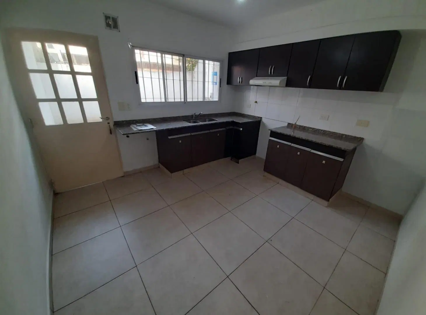 CASA CON ENTRADA DE AUTO DESCUBIERTA Y PATIO, 3 AMB 2