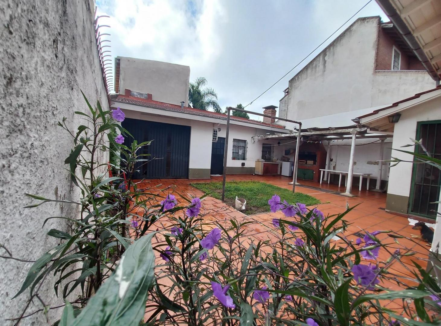 Foto de Chalet de 3 ambientes en lote propio, con entrada para varios autos, imagen 2