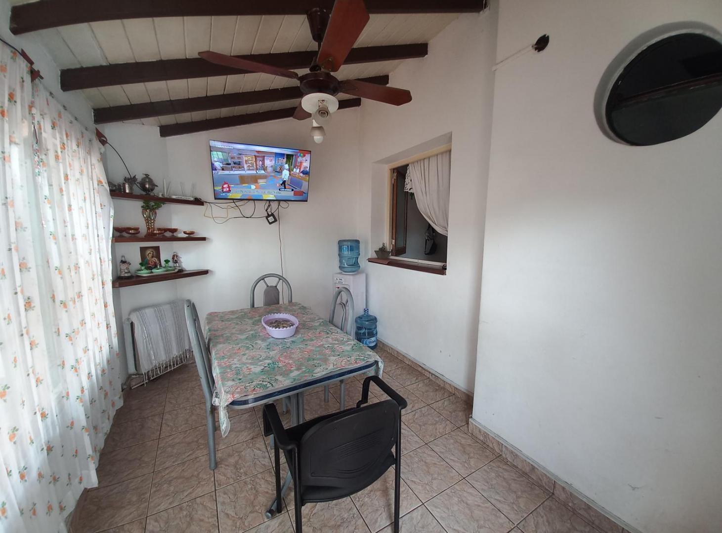 Foto de Chalet de 3 ambientes en lote propio, con entrada para varios autos, imagen 5