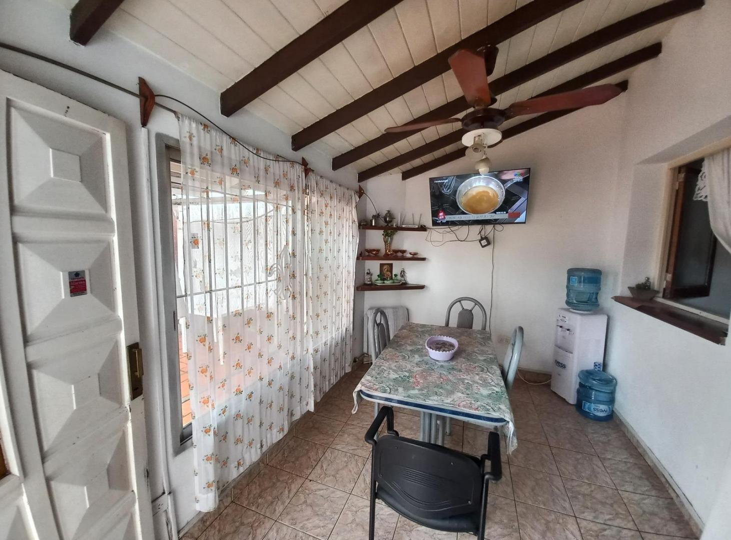 Foto de Chalet de 3 ambientes en lote propio, con entrada para varios autos, imagen 1