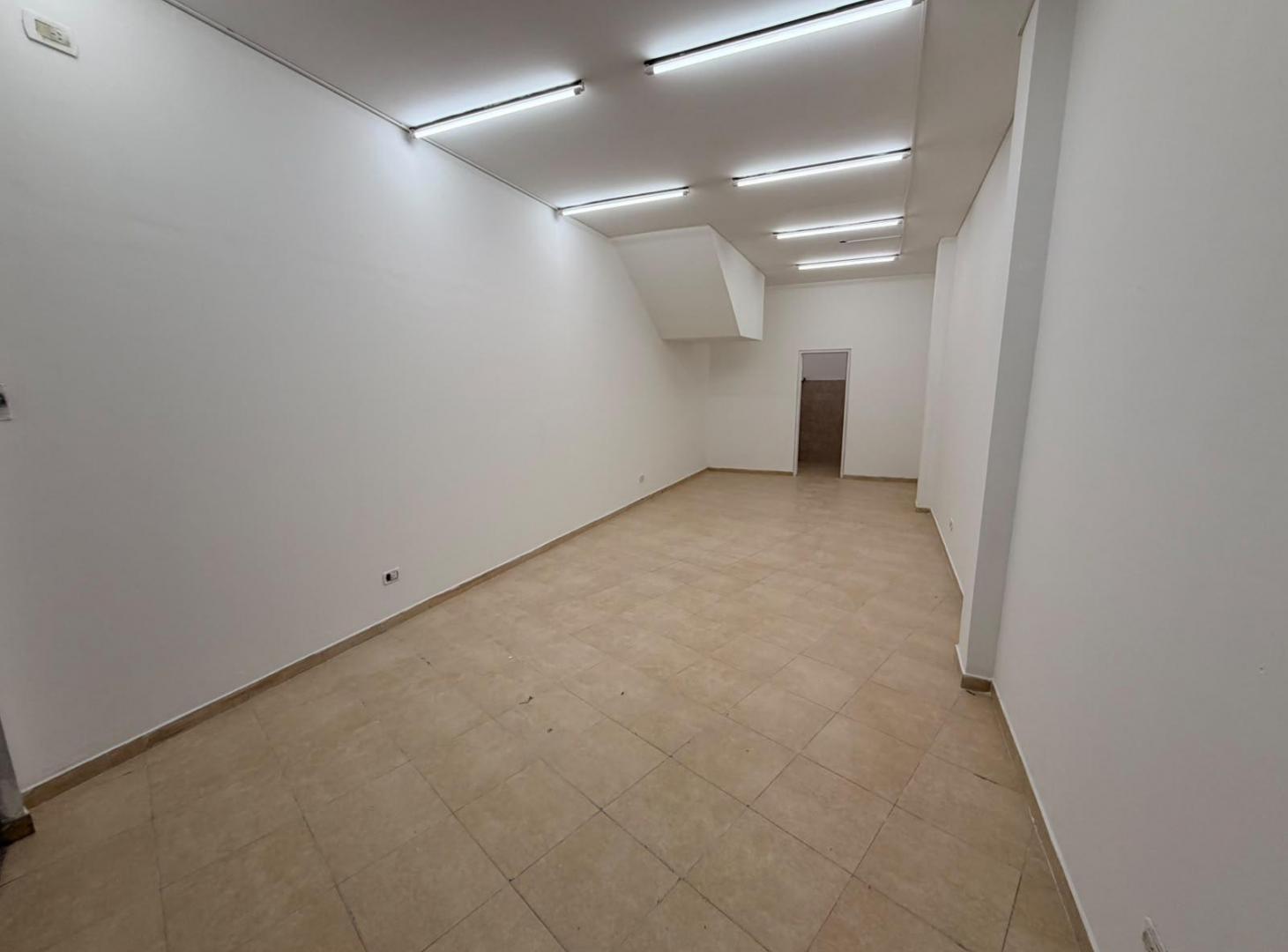 Foto de Excelente local comercial de 32 m2 con vidriera, persiana ciega, imagen 4