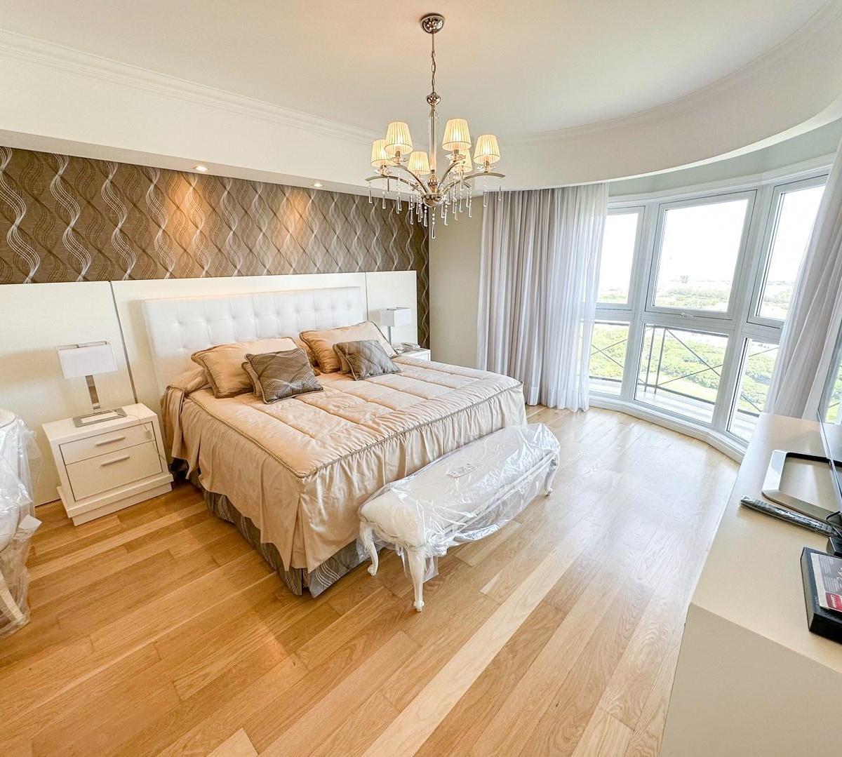 Oportunidad! 5 Ambientes en Chateau Puerto Madero. Piso Alto. 2 Cocheras 4