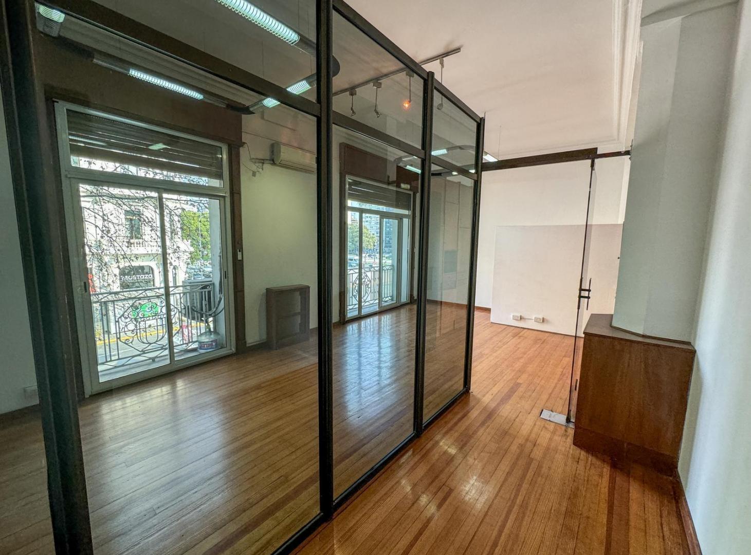 OFICINA IMPECABLE - Ideal Estudio Profesional - Reciclada c/ balcón frances