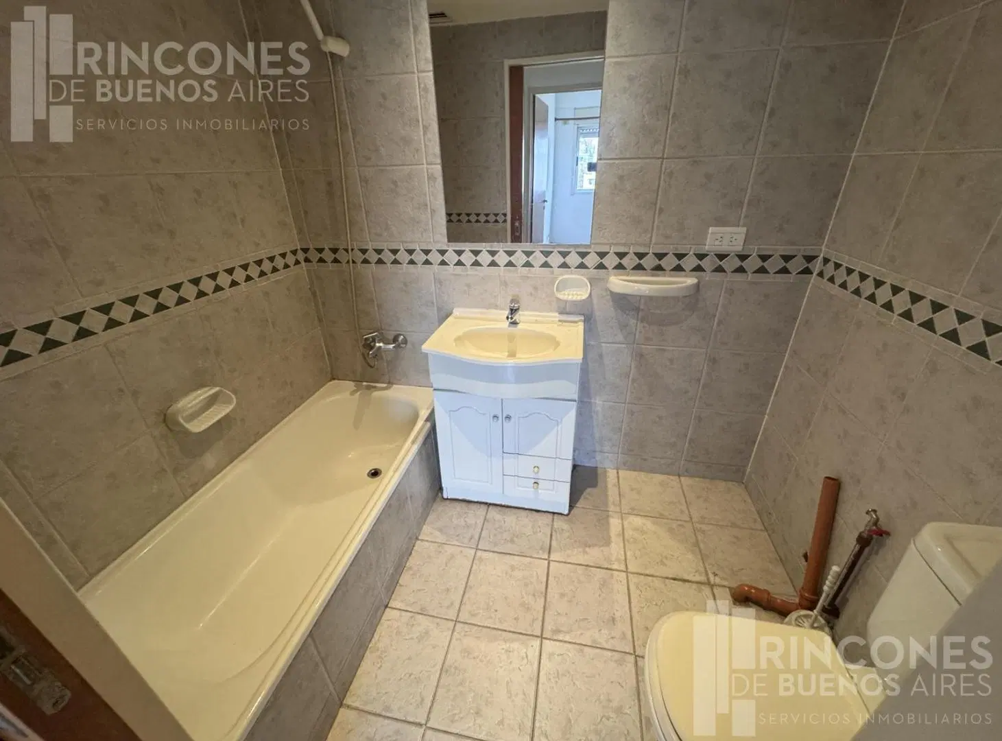 Semipiso 3 amb c/ balcón y vista abierta | Cocina independiente | Flores 5