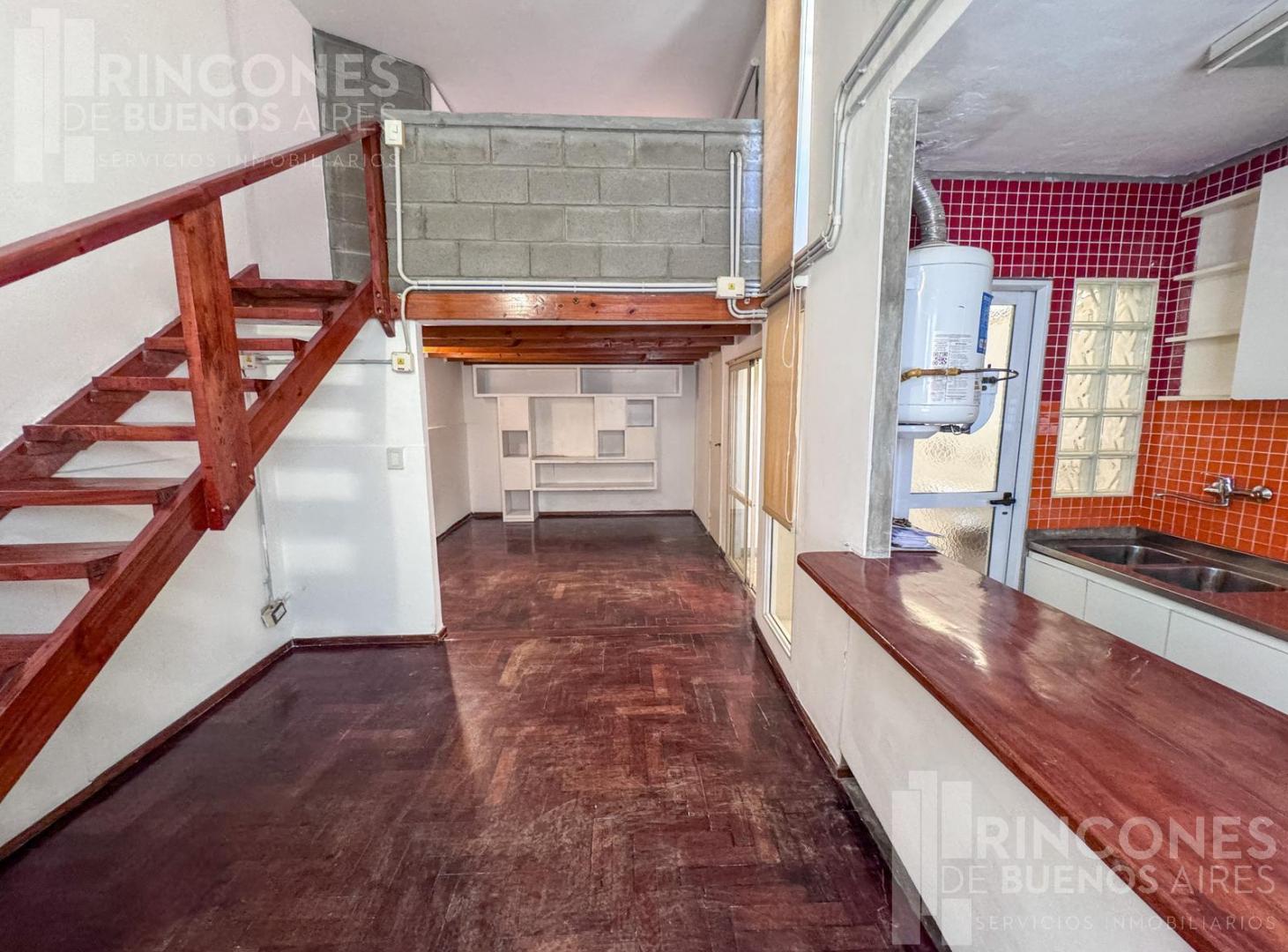 Foto de PH tipo loft con entrepiso y patio – Contrafrente silencioso – Venta, imagen 2