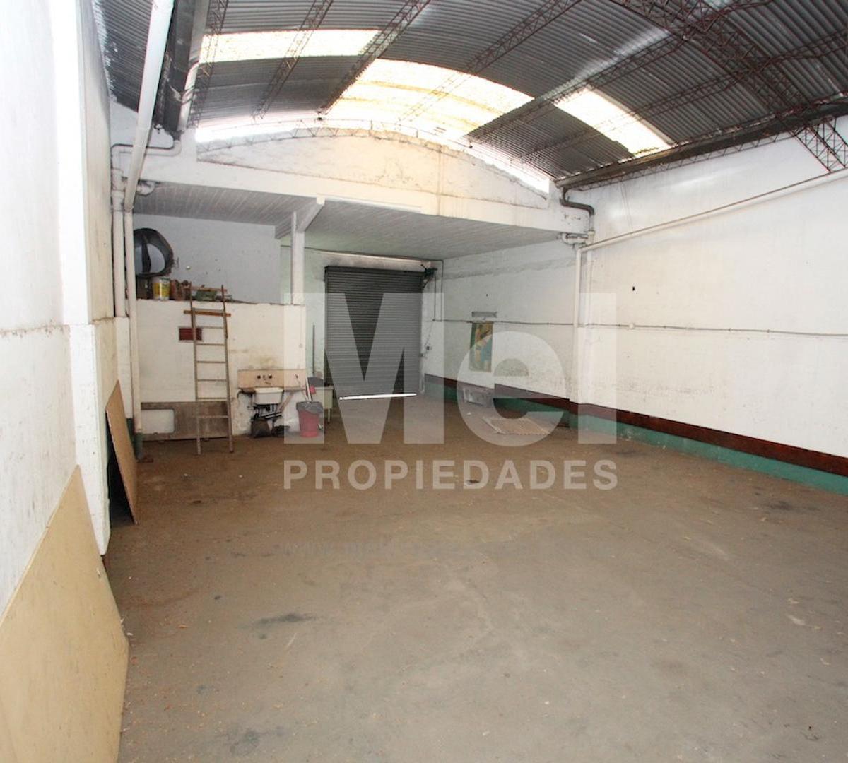 Galpon de 190 m² Cubiertos. Mixtura de en Lote de 21.65x8.66 4