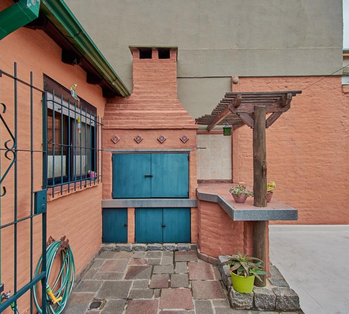 Deslumbrante Casa Distribuida en Pb con Jardín y Pileta 2