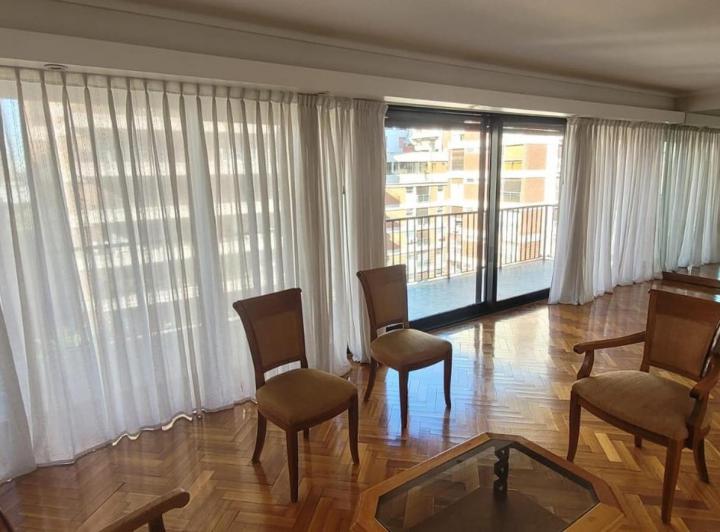 Impecable piso de 4 ambientes con dependencia 2