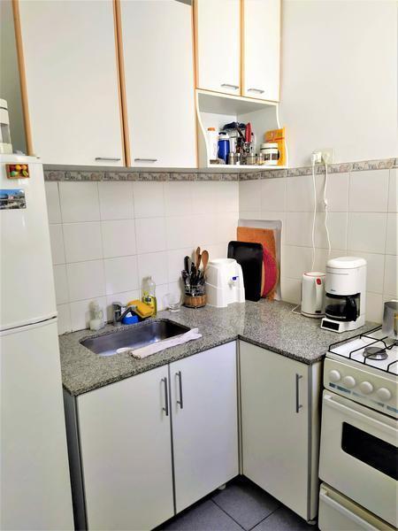 Foto de VENTA Departamento 2 grandes AMBIENTES Barrio norte contrafrente, imagen 2