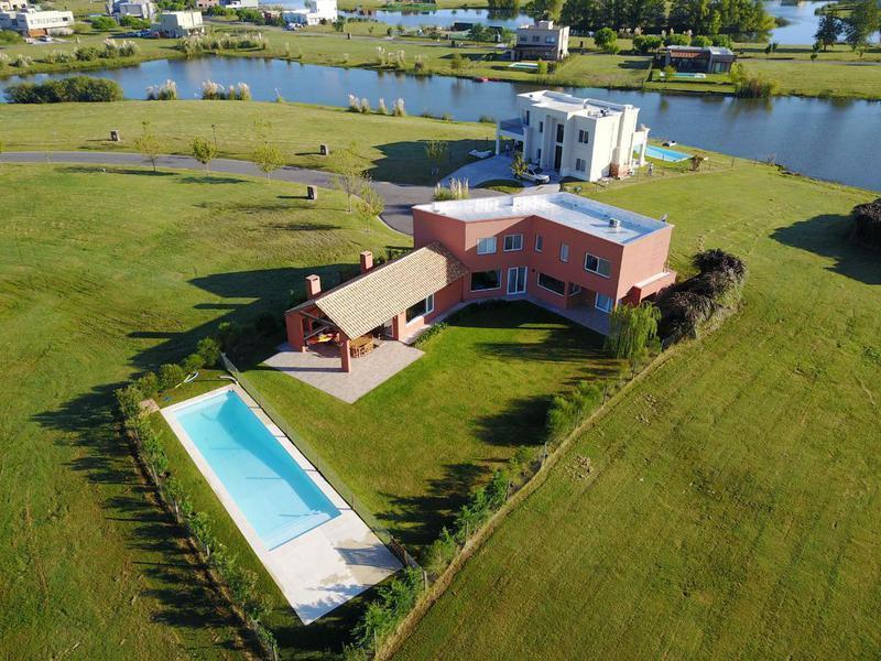 VENTA CASA en EL CANTON, BARRIO ISLAS y AMENITIES vista lateral despejada a la LAGUNA