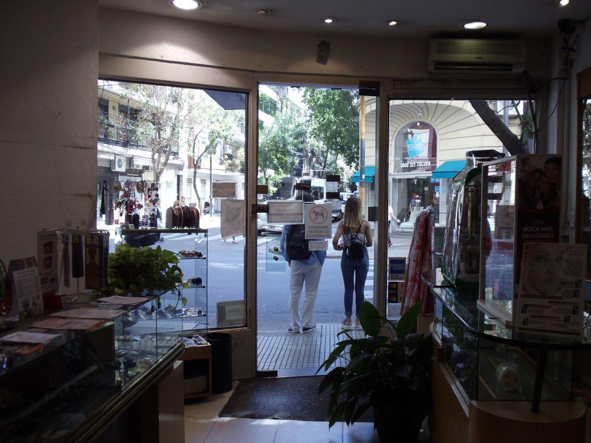 Foto de Excelente local comercial - Montevideo 1100- Recoleta, imagen 1