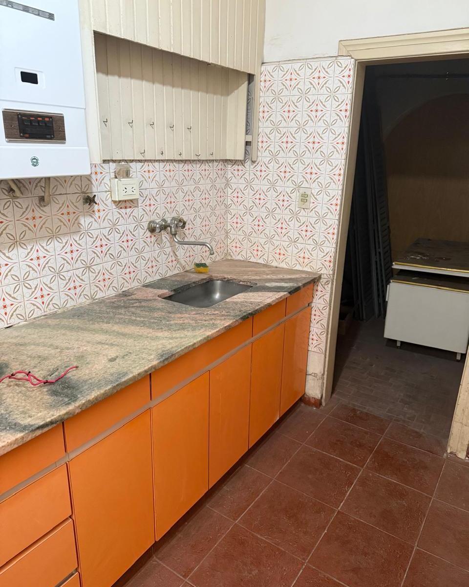 Oportunidad - Perón Al 1700 4°. Departamento de 6 Ambientes a Reciclar 2