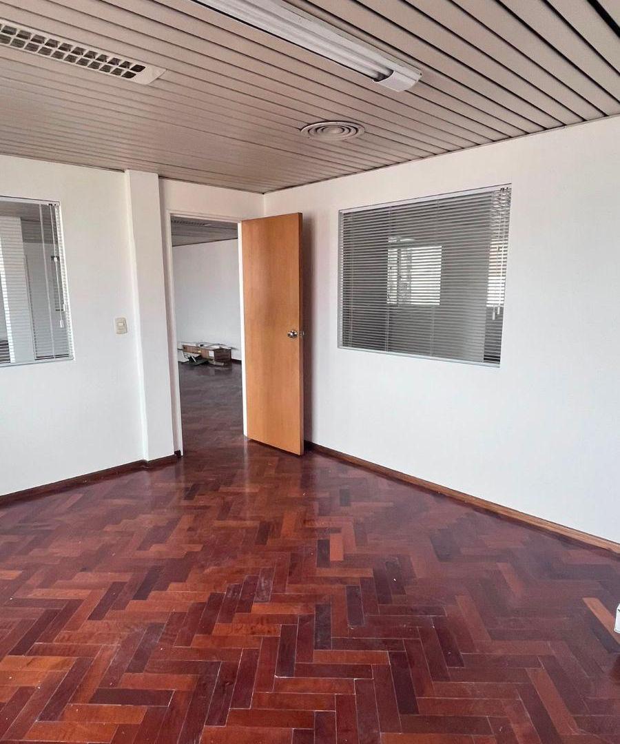 Foto de Hermoso semipiso para oficinas, excelente ubicación céntrica - Avenida, imagen 4