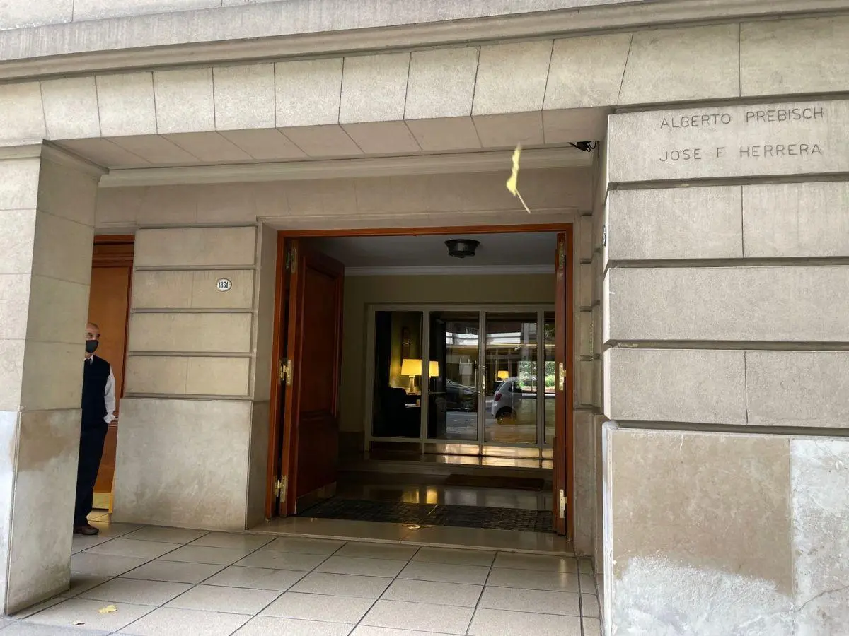 Av. Alvear, Alq. Con Muebles , elegante y amplio departamento en edificio de categoría.- 2