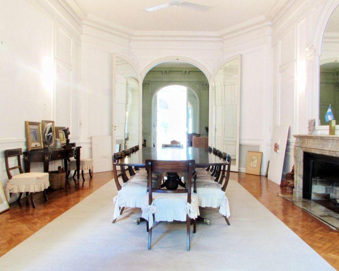Casa Estilo Francés en Recoleta con Patio y 4 Cocheras 1