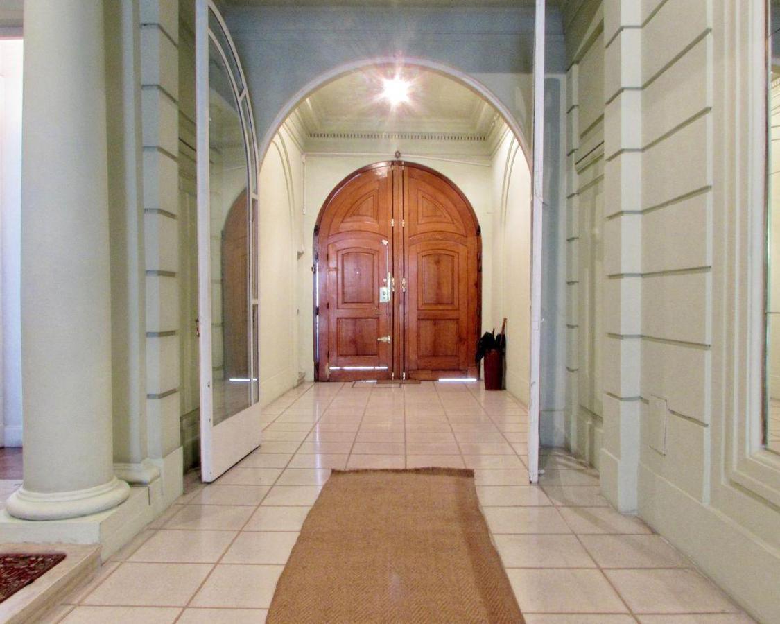 Casa Estilo Francés en Recoleta con Patio y 4 Cocheras 3