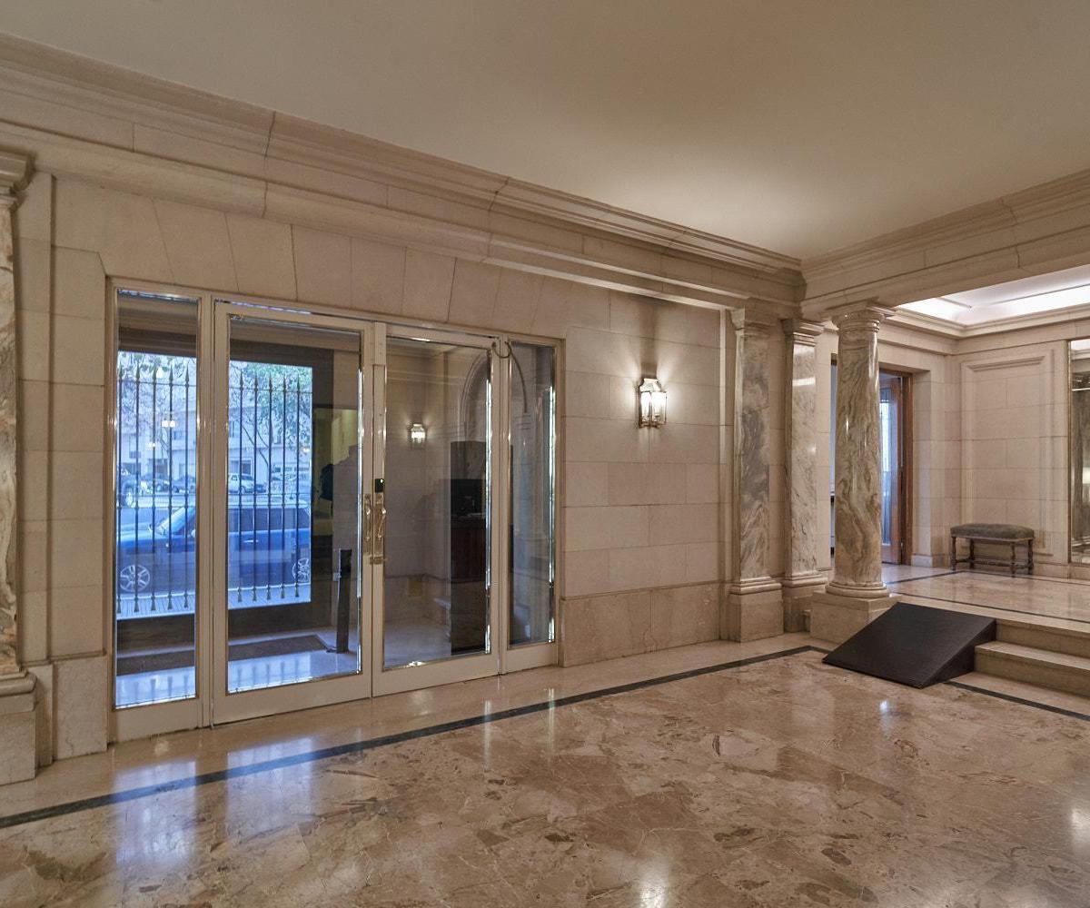 Señorial Piso en Recoleta con Vista a Plaza Carlos Pellegrini 5