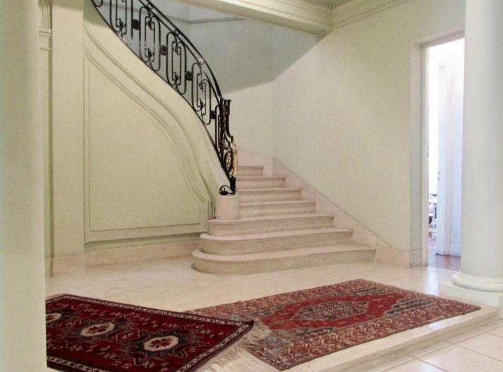 Casa Estilo Francés en Recoleta con Patio y 4 Cocheras 3