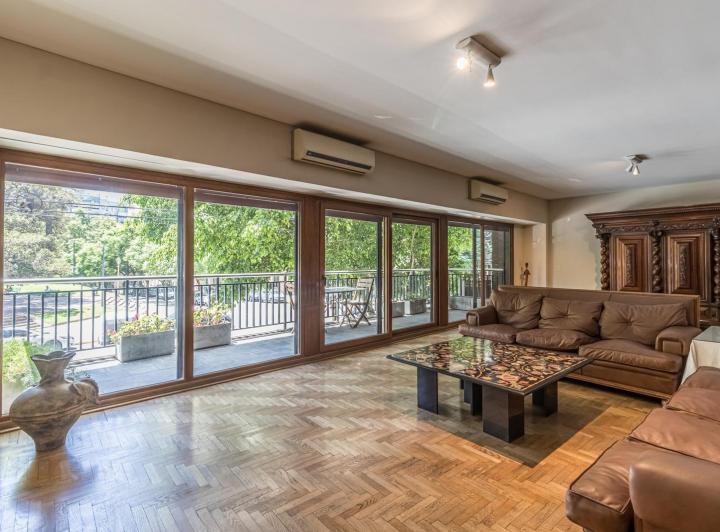 Exclusivo piso en Recoleta con Patio Privado y 4 Suites 2