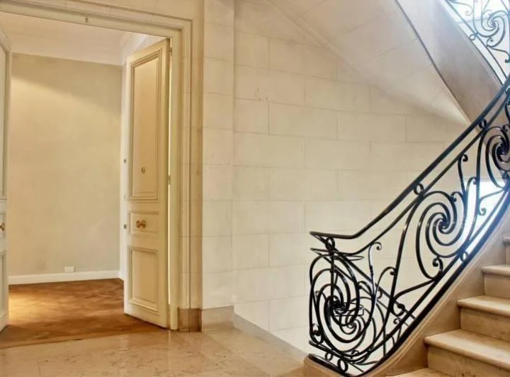 RESERVADO. Residencia señorial en Av. Alvear con 2 suites y dependencia 1