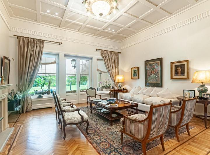 VENTA señorial casa emplazada en un lote ÚNICO de 1195m2 4