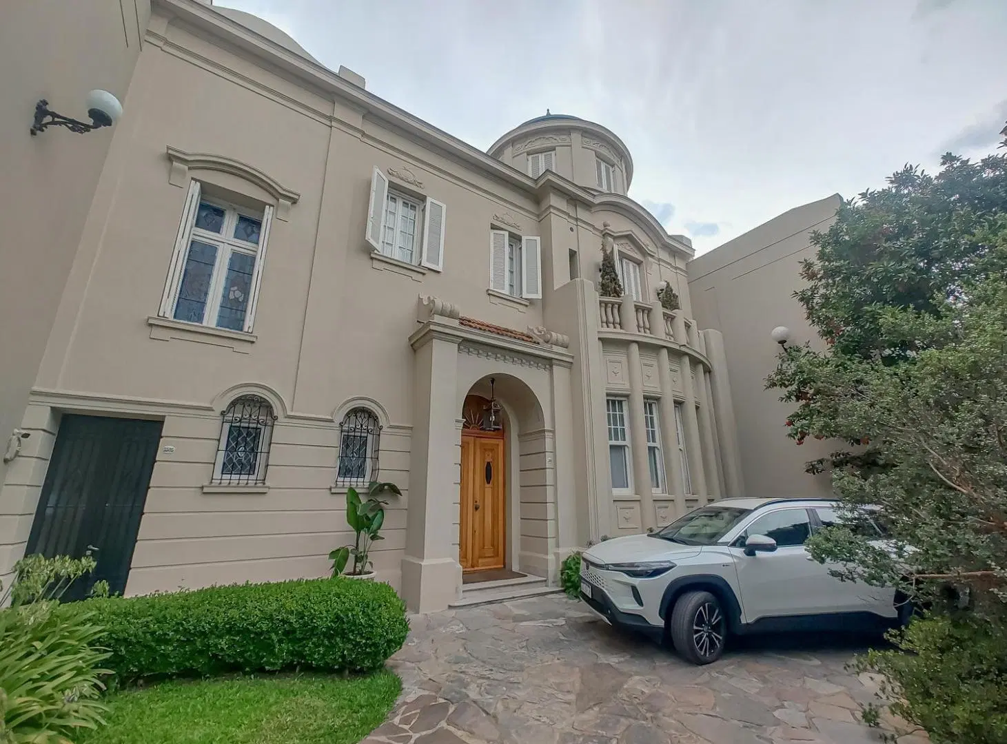 Imponente casa con el mejor jardín de Belgrano R 2