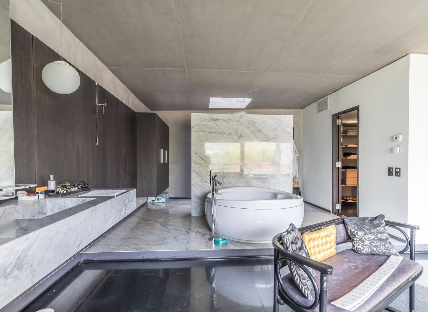 Casa Moderna en Barrio Parque con Jardín y Ascensor