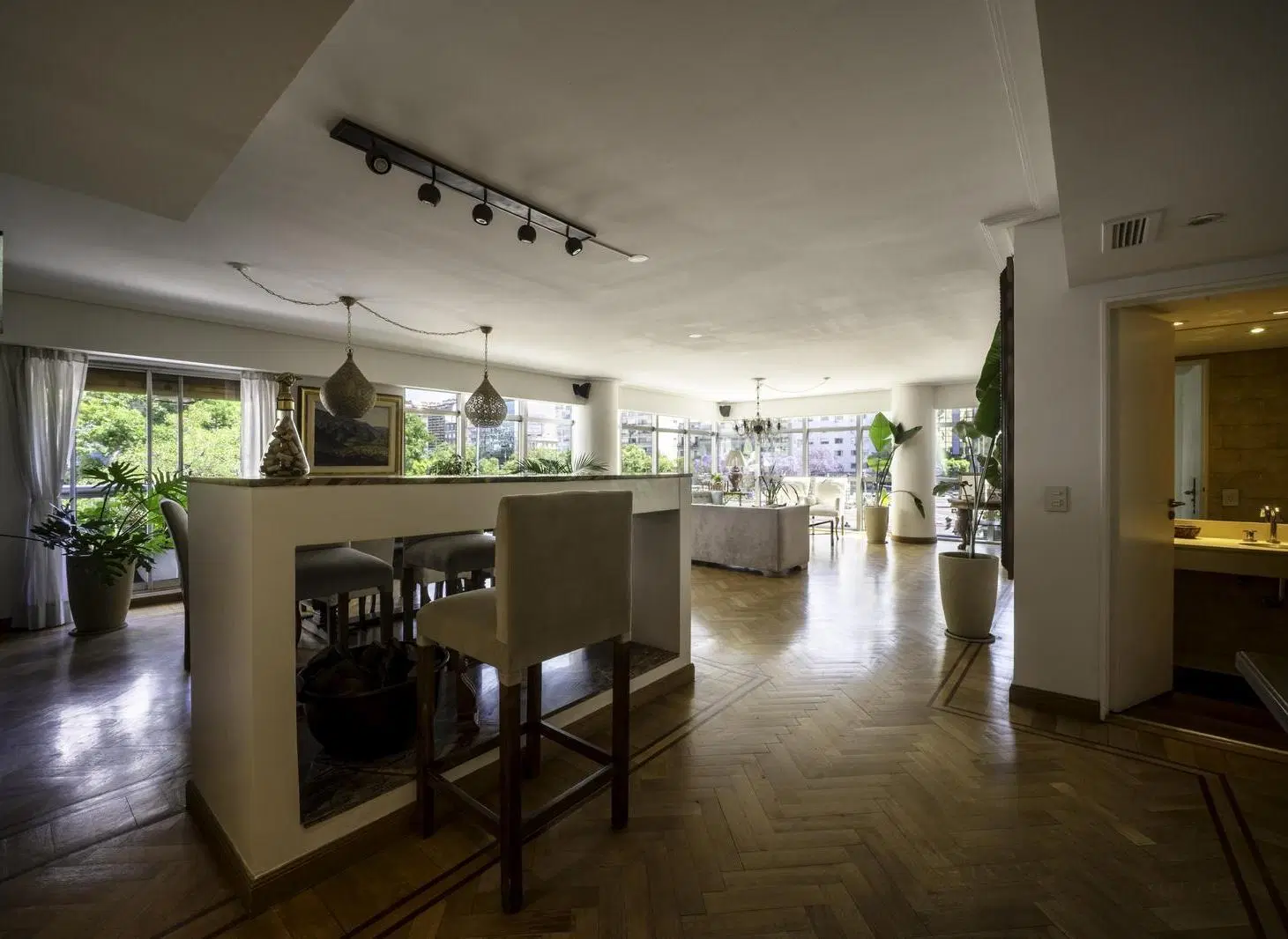 Hermoso living comedor vidriado sobre 9 de Julio – Luz, Categoría, 2 cocheras y Seg. 24 hs. 2