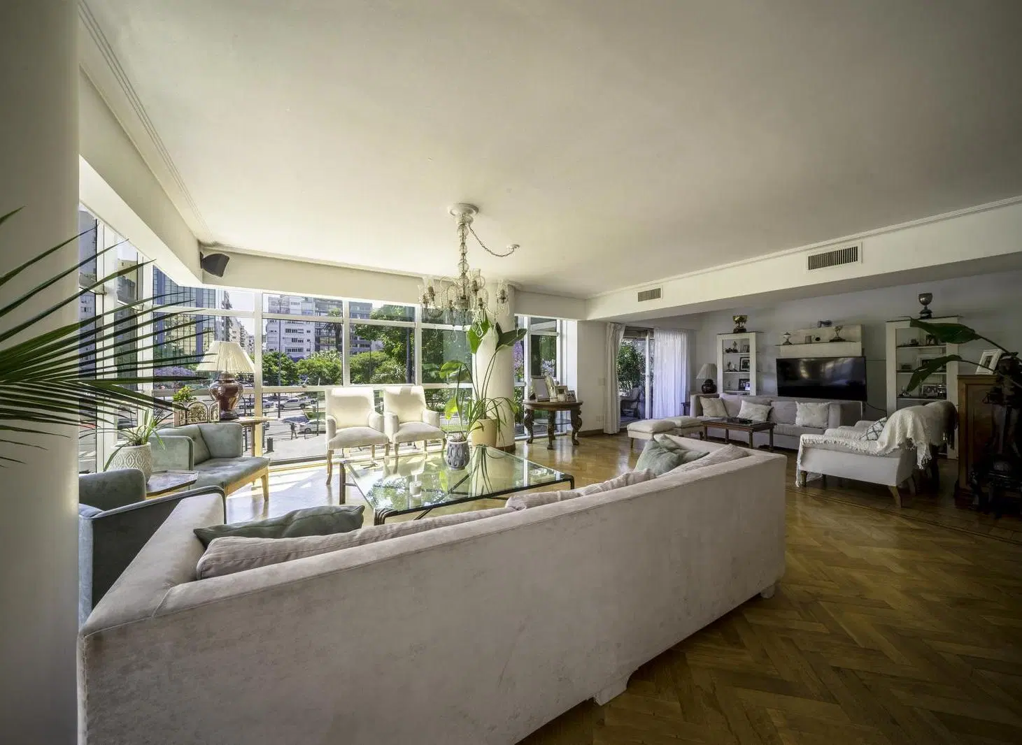 Hermoso living comedor vidriado sobre 9 de Julio – Luz, Categoría, 2 cocheras y Seg. 24 hs. 3