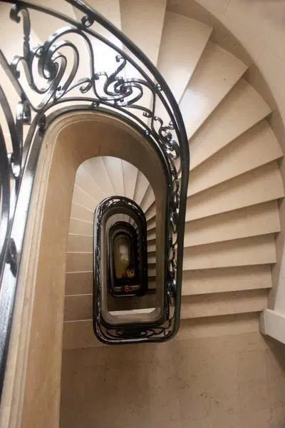 RESERVADO. Residencia señorial en Av. Alvear con 2 suites y dependencia 3